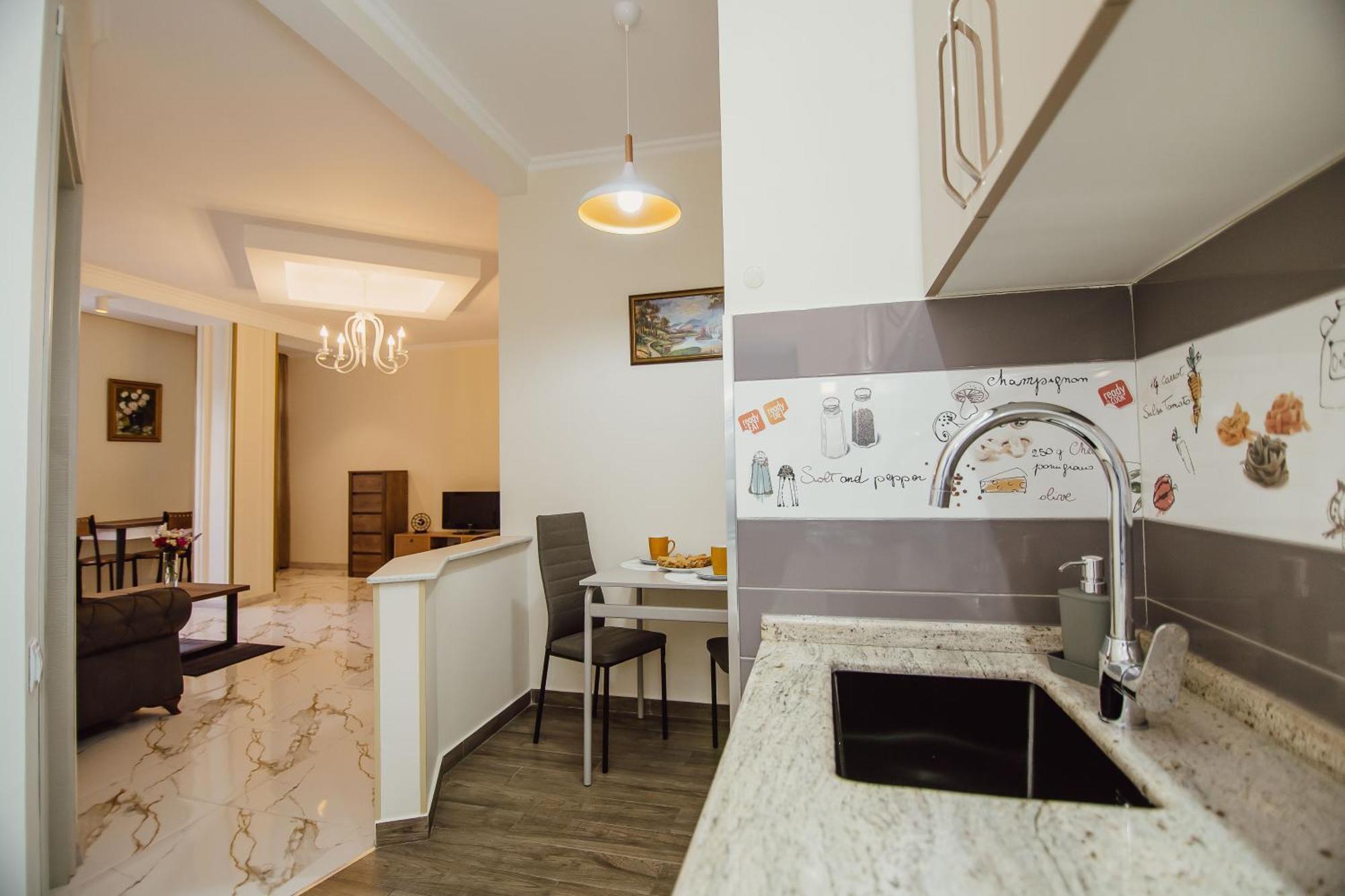 Ekaterine'S Apartments 바투미 외부 사진
